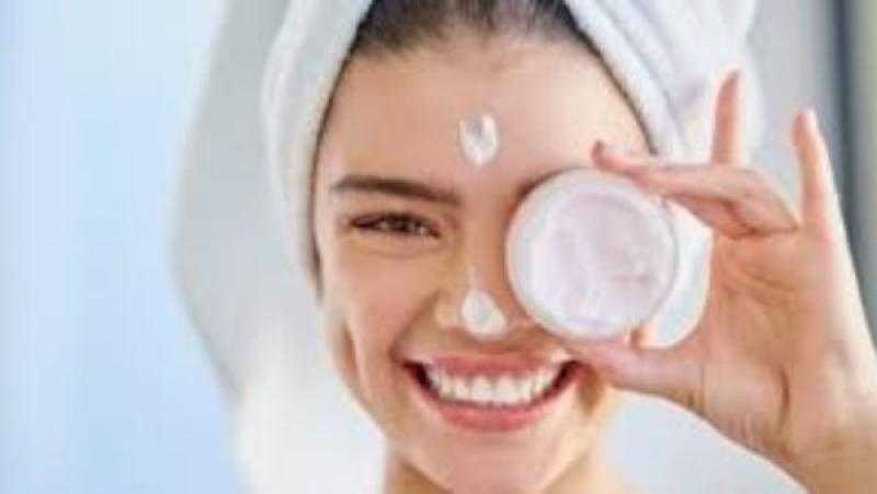 طرق طبيعية مبتكرة لتفتيح البشرة وإشراقتها بفعالية وأمان