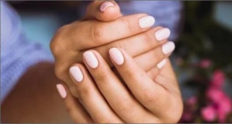 وصفة طبيعية لتحضير زيت يعزز جمال الأظافر ويحميها من الجفاف والتكسر