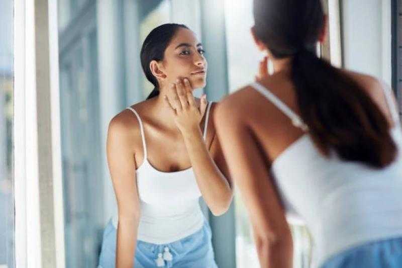 بمكونات منزلية.. خطوات سريعة لاستعادة إشراقة البشرة بعد الإرهاق