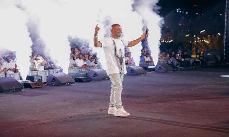 عمرو دياب يشعل مهرجان العلمين : حفل صيفي لا يُنسى