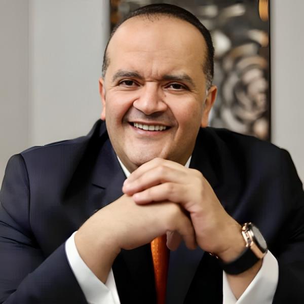 «أنا حوا» يختار الدكتور أحمد مؤنس شخصية الأسبوع .. شاعر المناظير وصاحب الابتسامة التي تخفف آلام مرضاه