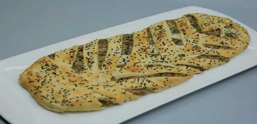 باف بيستري بحشوة الجبنة والبصل المكرمل.. متعة الطهي في منزلك بلمسة إبداعية