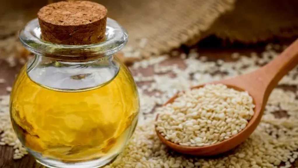زيت السمسم.. السر الطبيعي لشعر قوي وصحي ينافس زيت الروز ماري