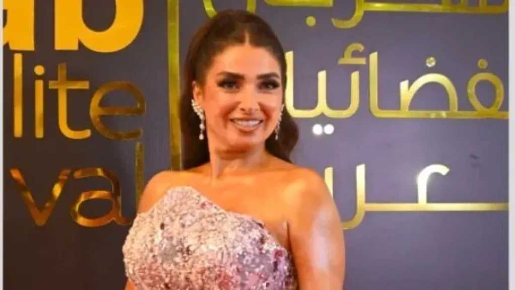 روجينا تبهر جمهورها بإطلالة أنيقة خلال حفل الفضائيات العربية